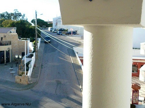 balkon met uitzicht op straat naar Algar Seco, Carvoeiro