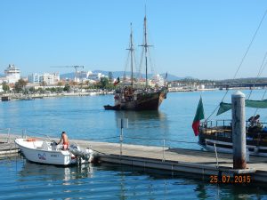 Oud schip in de haven van Portimão, Algarve, Portugal