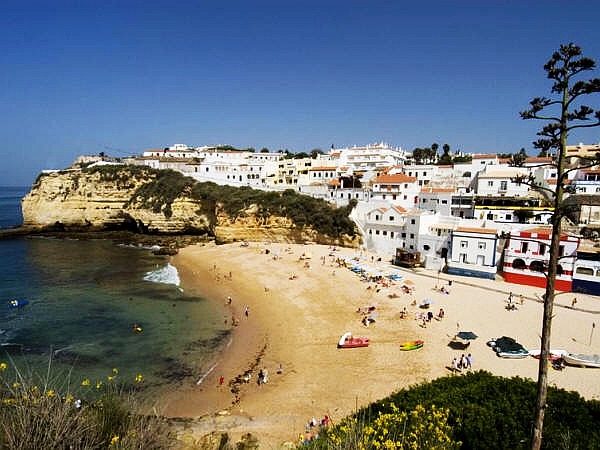 Het strand van Carvoeiro, Algarve, Portugal