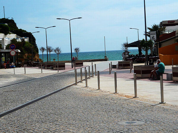 Het pad naar het strand van Carvoeiro, Algarve, Portugal