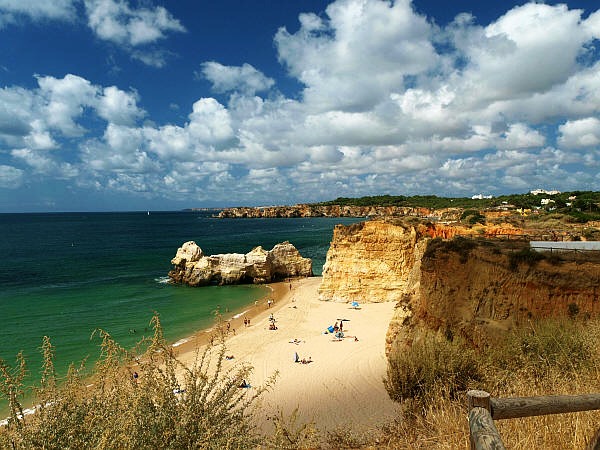 Het strand van Ferragudo, Algarve, Portugal