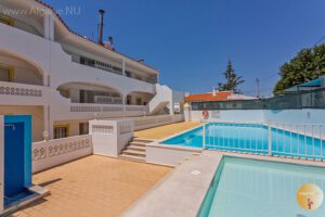 Vakantiewoning met kinderbad en zwembad. Hou uw kinderen in de gaten vanaf de galerij van uw appartement.