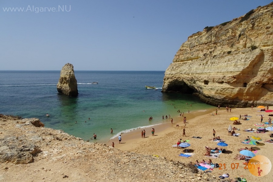 Praia do Carvalho bij Carvoeiro. Met de bus te bereiken. Bus naar het strand.