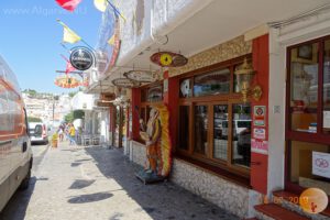 Round op Saloon aan Estrada do Farol. Een van de vele gezellig uitgaansgelegenheden in Carvoeiroe