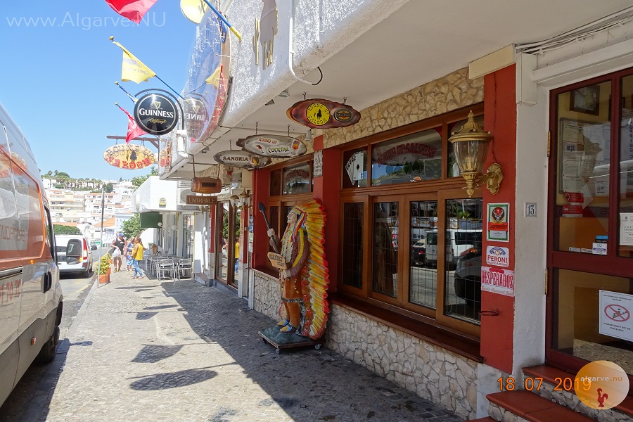 Round op Saloon aan Estrada do Farol. Een van de vele gezellig uitgaansgelegenheden in Carvoeiroe