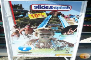 Koop uw tickets in het dorp en de bus brfengt uw kind naar een van de waterparken.