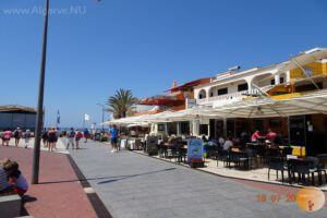 Toegant tot het strand langs vele restaurants en gezellige terrasjes in Carvoeiro, Algarve