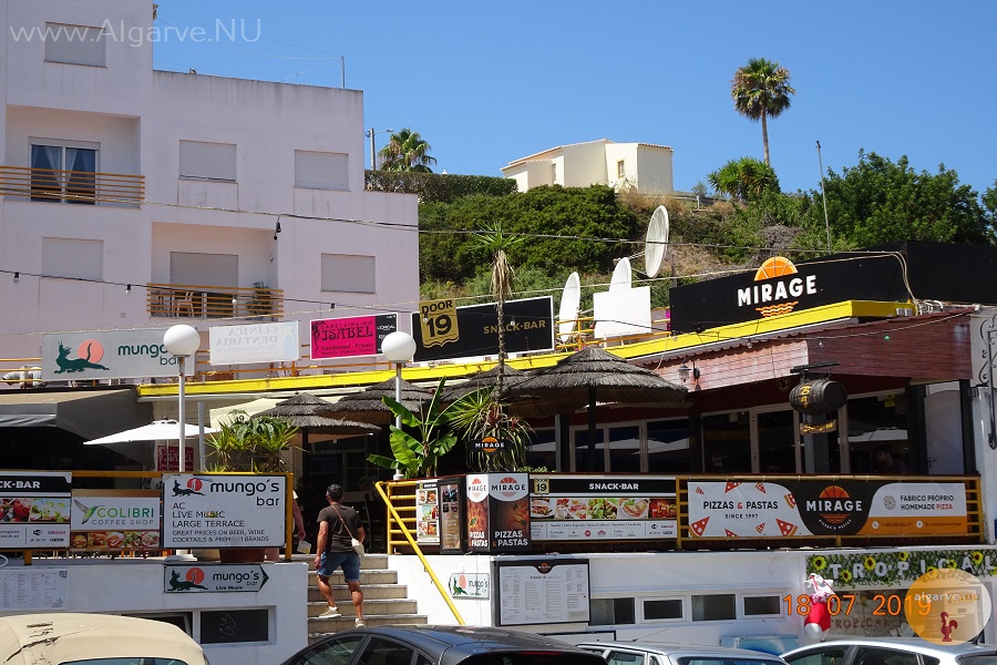 Carvoeiro met veel restaurants, terrasjes en winkeltjes