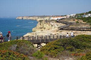 Maak een avondwandeling over de loopbrug van Carvoeiro. Begint al op 50m van uw appartement in de Algarve,