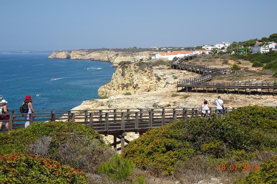 Maak een avondwandeling over de loopbrug van Carvoeiro. Begint al op 50m van uw appartement in de Algarve,