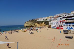 Midden in het dorp ligt het besloten strandje van Carvoeiro. Botenverhuur om de kust en grotten te bezoeken.