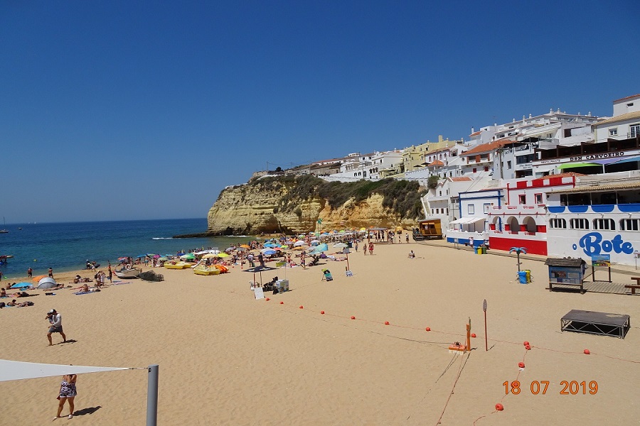 Midden in het dorp ligt het besloten strandje van Carvoeiro. Botenverhuur om de kust en grotten te bezoeken.