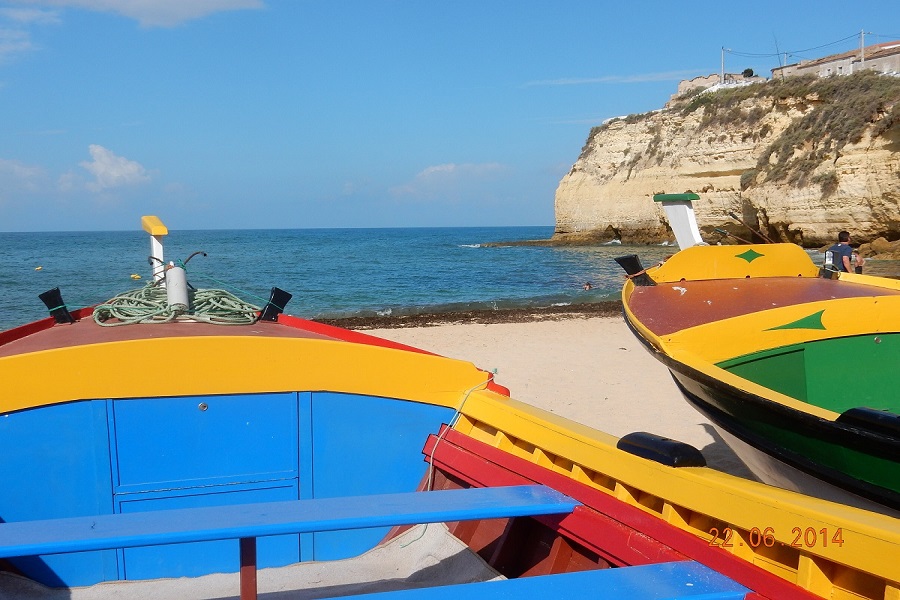 Authentieke vissersbootjes op het strand van Praia do Carvoeiro. Rondvaarten om de kust te bekijken en sommige grotten in te varen.