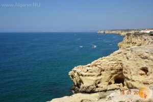 Vele zandstrandjes op loopafstand van je appartement met zwembad in de Algarve