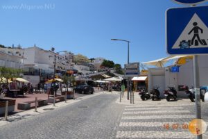 Strandje in het dorp Carvoeiro, Algarve, Portugal