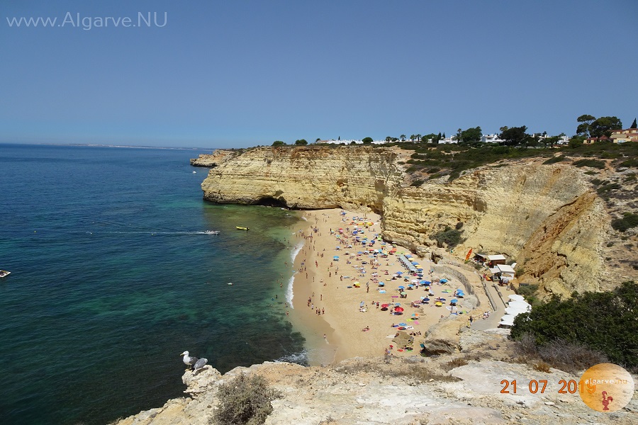 Praia Centeanes op 15 minuten lopen. Strandtend O Stop, een aanrader in Carvoeiro