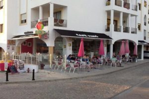 Round-up Saloon in Carvoeiro. Op het hoekje van uw appartement.