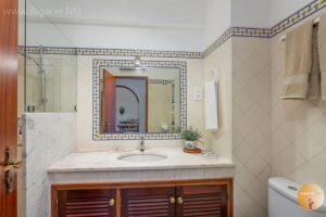 Flat met badkamer met inloopdouche en toilet