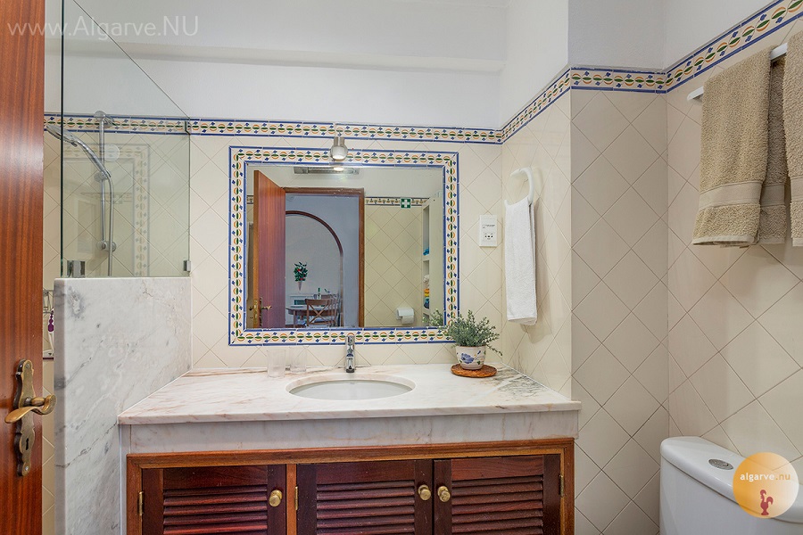 Flat met badkamer met inloopdouche en toilet