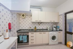 Forse keuken met apparatuur en bijkeuken