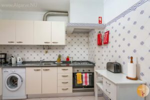 Keuken met wasmachine, Nespresso, toaster