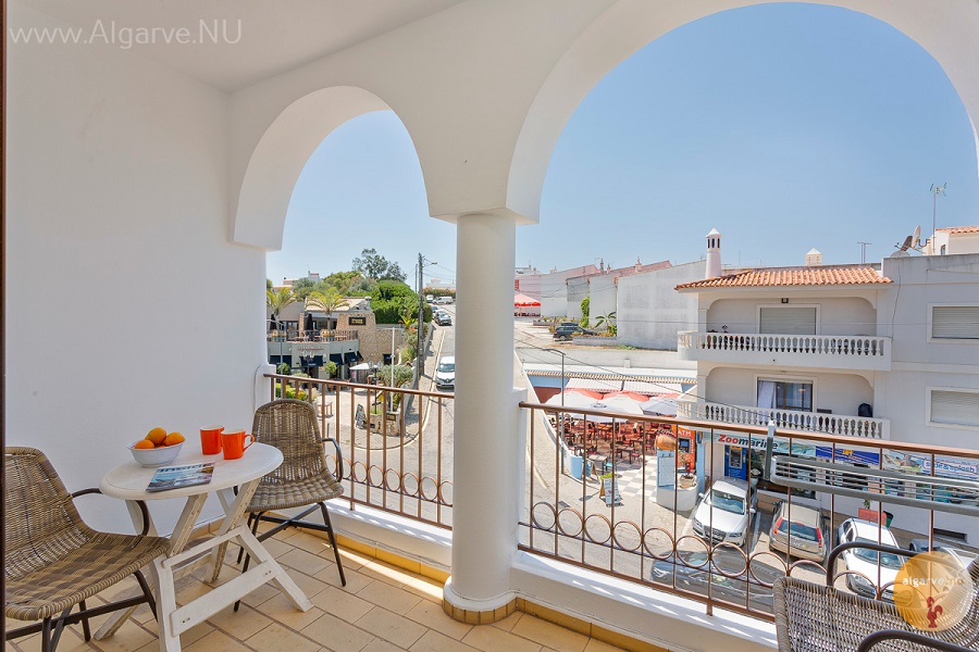 Uw balkon met uitzicht op de Estrada do Farol in Praia do Carvoeiro. Altijd wat te zien.